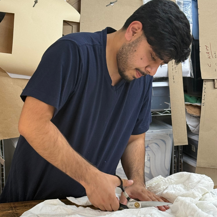 Participant travaillant à la coupe de tissu